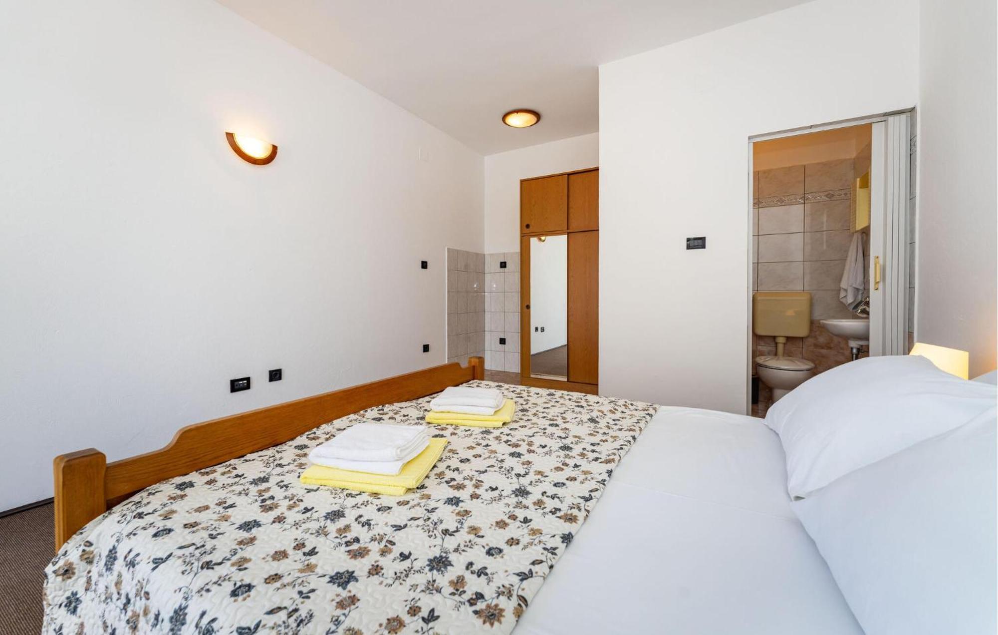 Beautiful Apartment In Galovac With Kitchen Zewnętrze zdjęcie