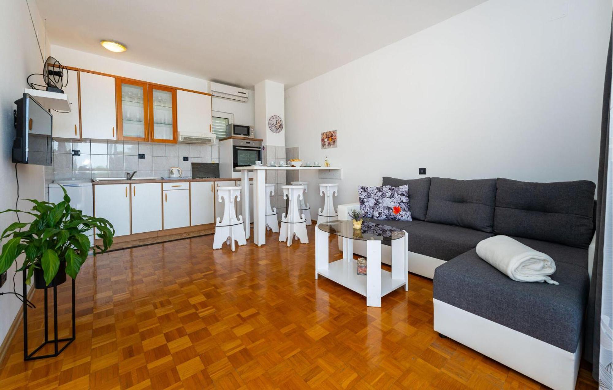 Beautiful Apartment In Galovac With Kitchen Zewnętrze zdjęcie